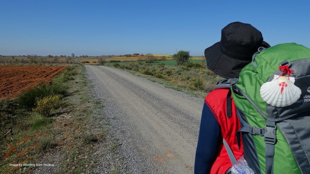 Zarándoklat a Camino útján – a hátizsákon kagyló, a zarándokok jelképe.